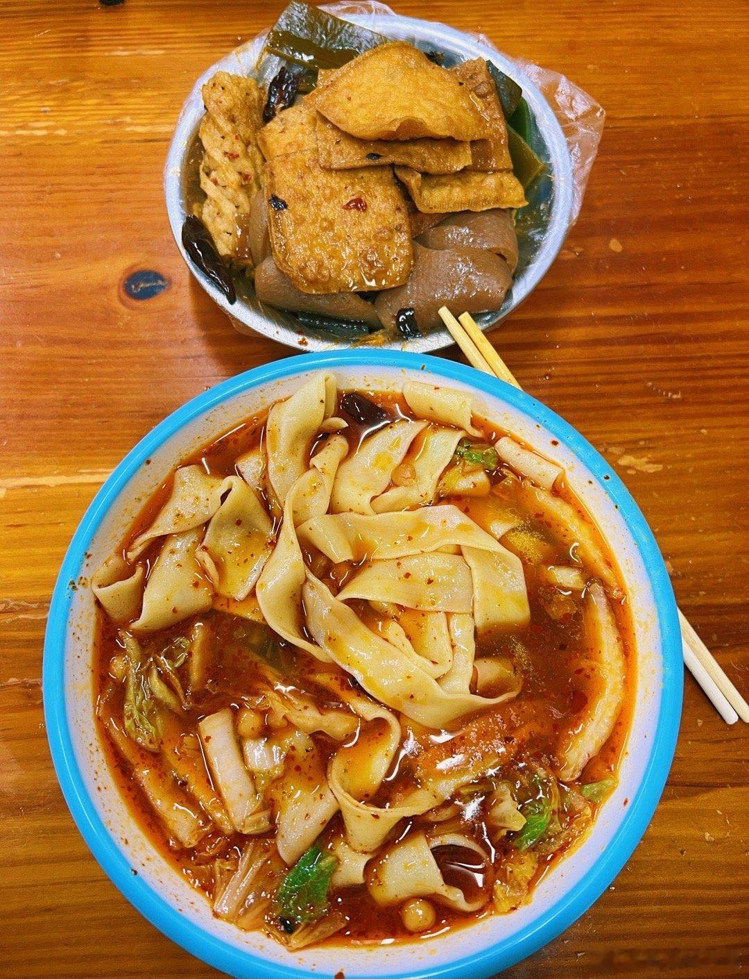 来苍蝇馆子吃面，味道超赞。老时间继续发红包，可以排队了