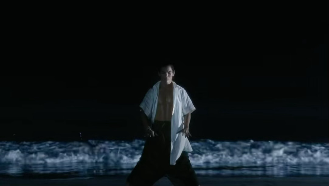 向佐肌肉状态向佐打戏状态向佐夕阳之下的打戏张力十足，向佐维持着非常优秀的肌肉状态