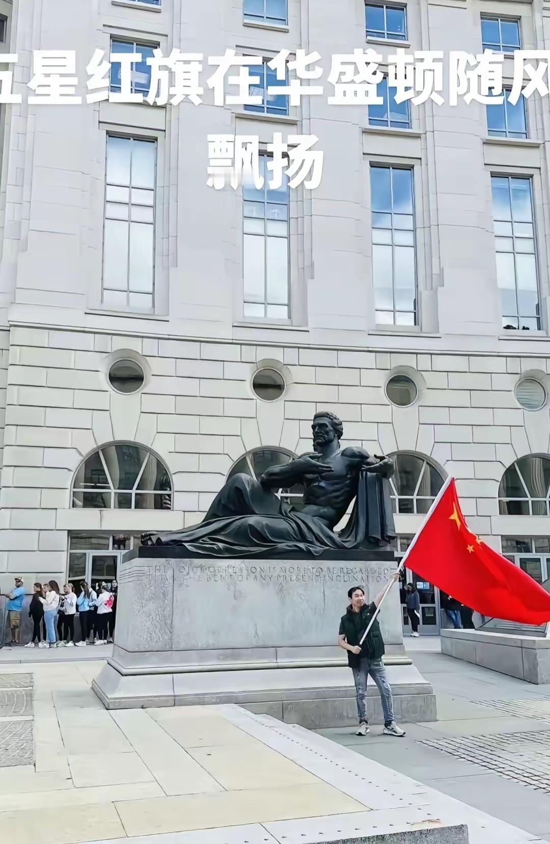 不要做这种蠢事了！
有些人举着一片红旗，在他国的标志性建筑、公共场合等挥舞拍照，
