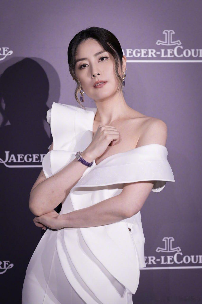 写真陈慧琳 上海积家活动现场生图，斜肩深V礼服性感魅力不减当年 