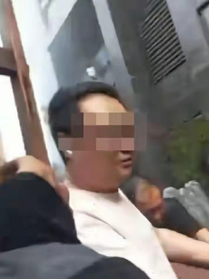 连云港火灾母女坠楼事件，有一个疑点，既然丈夫能够先跑出来，为什么不带着母女一起跑