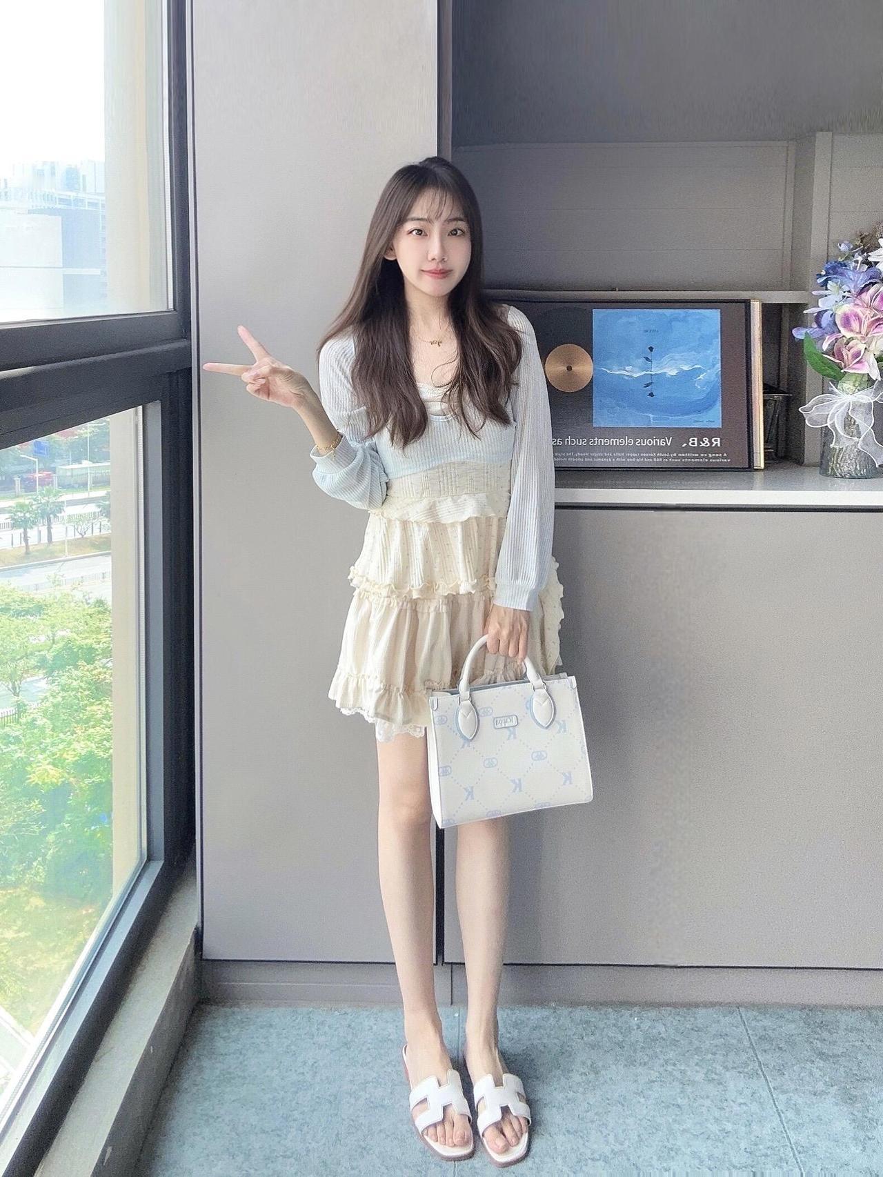 看起来乖乖的•⩊•
喜欢清爽干净的感觉
蓝白配色是我最爱的色系🧊