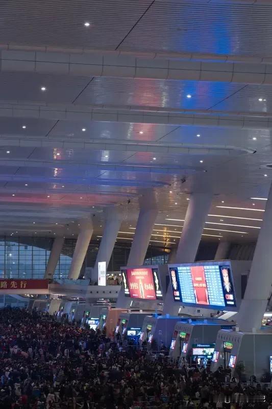 2026年春运将于2月2日开启，至3月13日结束，为期40天。这场密集且牵动人心