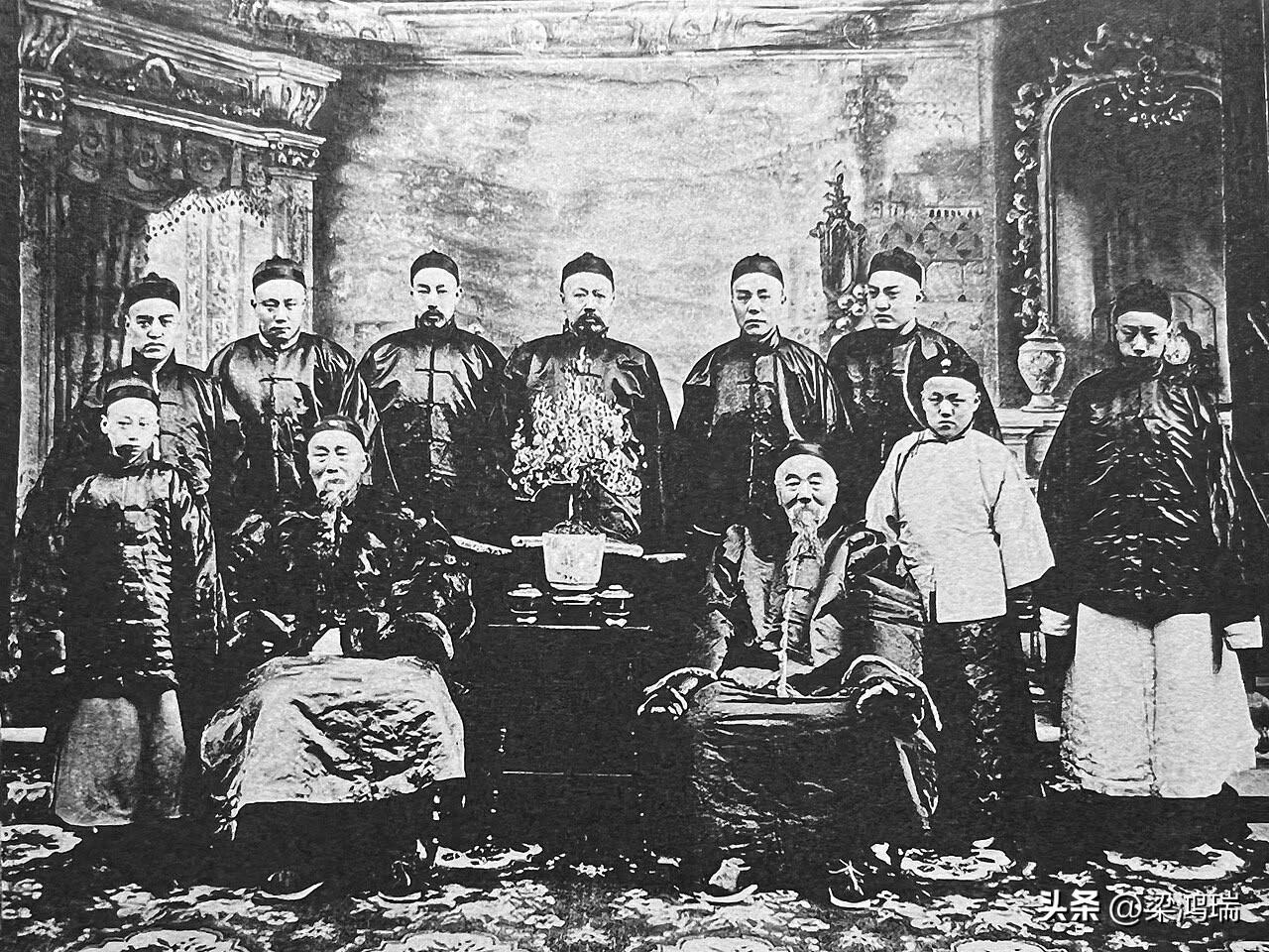这张照片是非常珍贵的历史影像，记录了晚清重臣李鸿章（坐者左侧）与其长兄李瀚章（坐