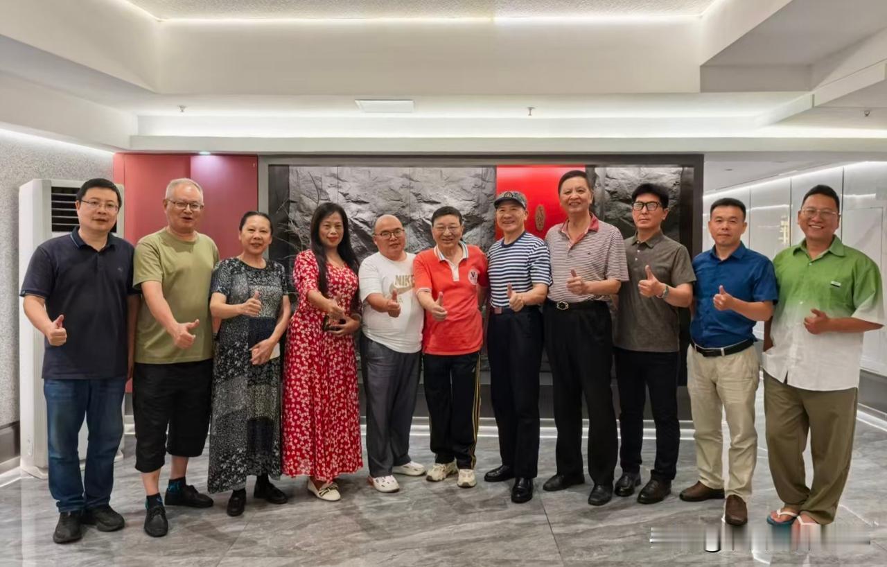 《清源山夜歌》

巍巍清源接苍穹，千年胜迹一山中。
唐宋元明遗韵在，欧阳洞畔仰高