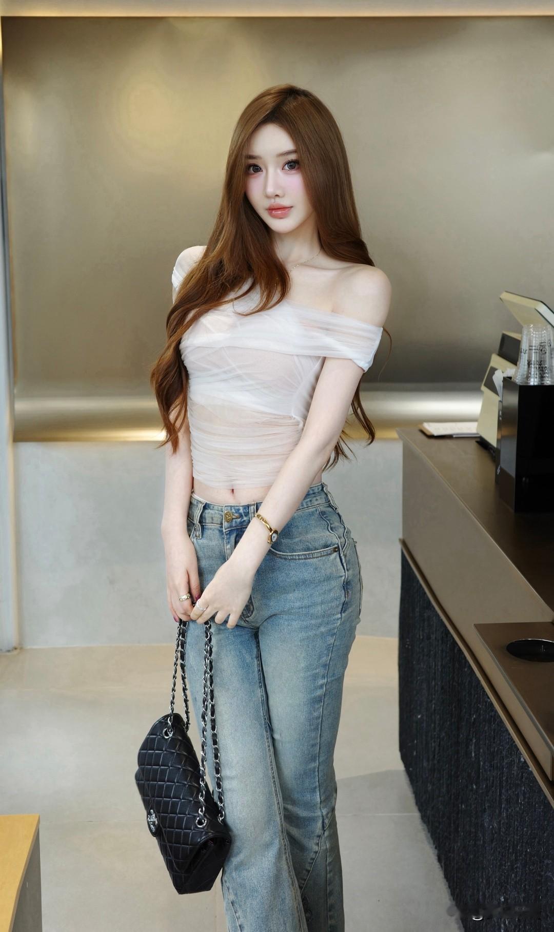 甜美少女风，牛仔与蕾丝的完美搭配，尽显青春活力！💕👗👖👜