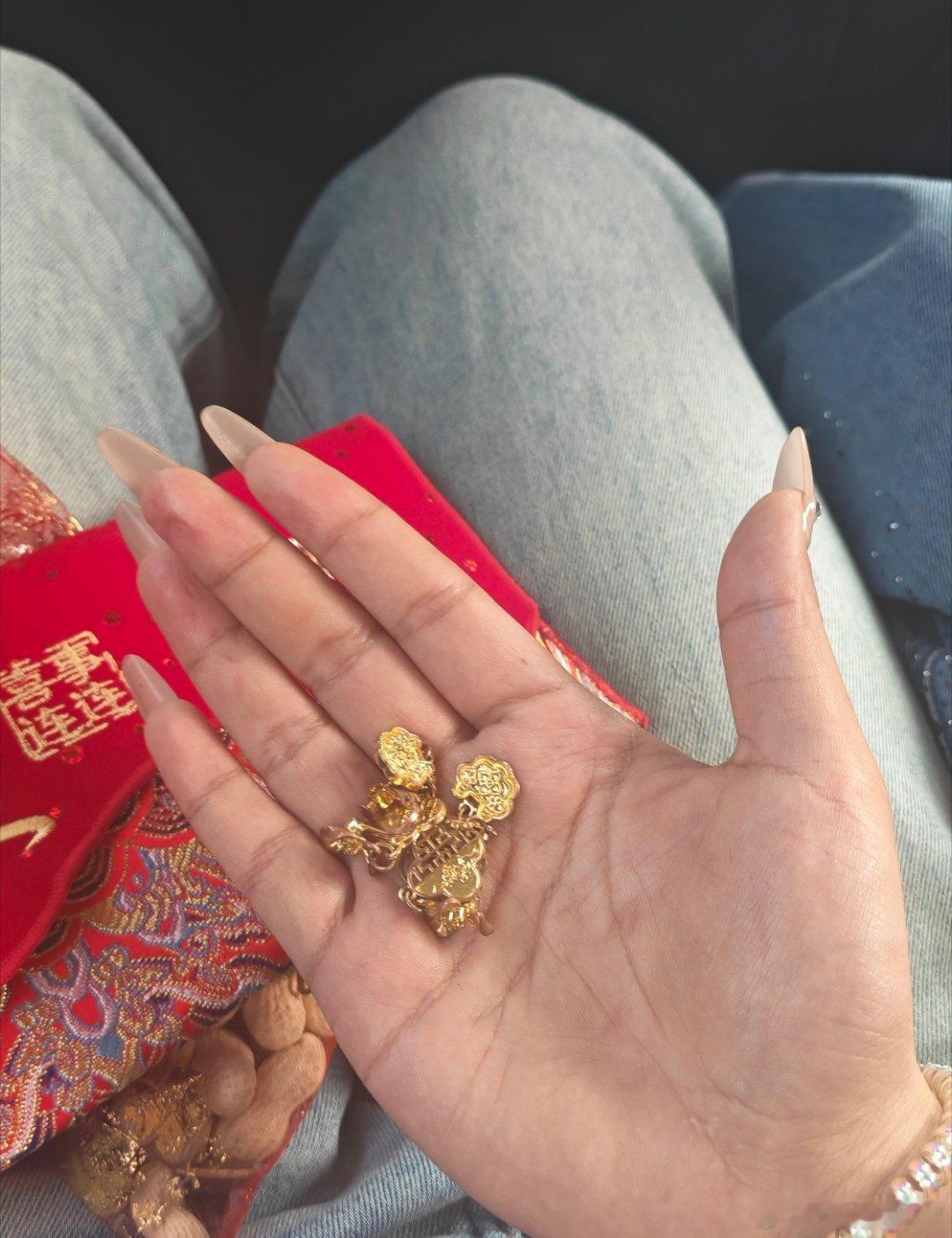 谁结婚红包订婚，红包贵重用品都放我这。我是最可靠的人 ​​​