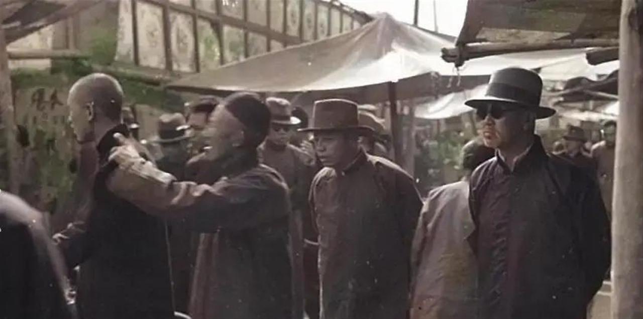 1949年的上海，赫赫有名的商人丁永福，把自家的洋房全卖了，换成了美金。旁人都说