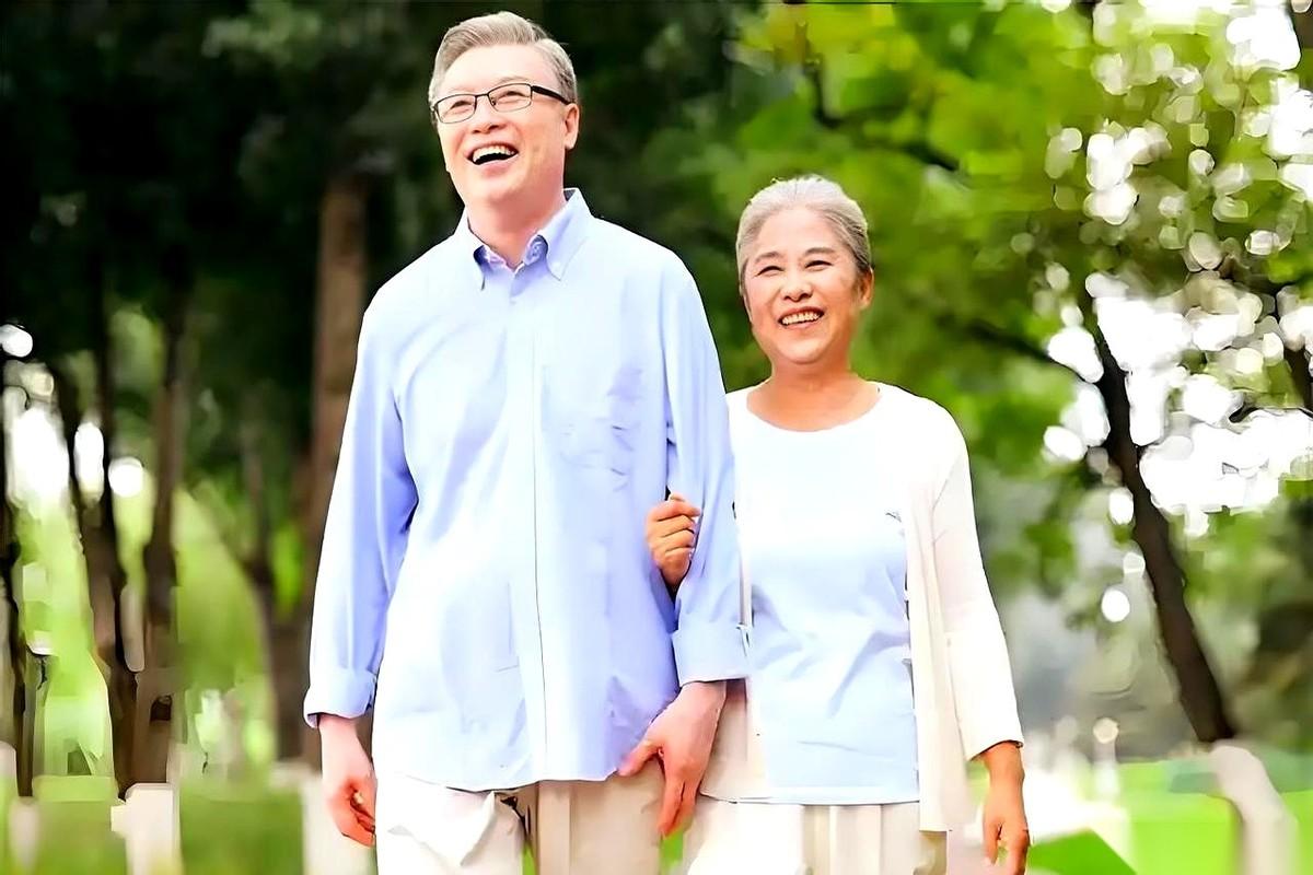 为了让她睡个好觉，他去了隔壁。
结果，这一去，就是天人永隔。
就因为老太太说，自