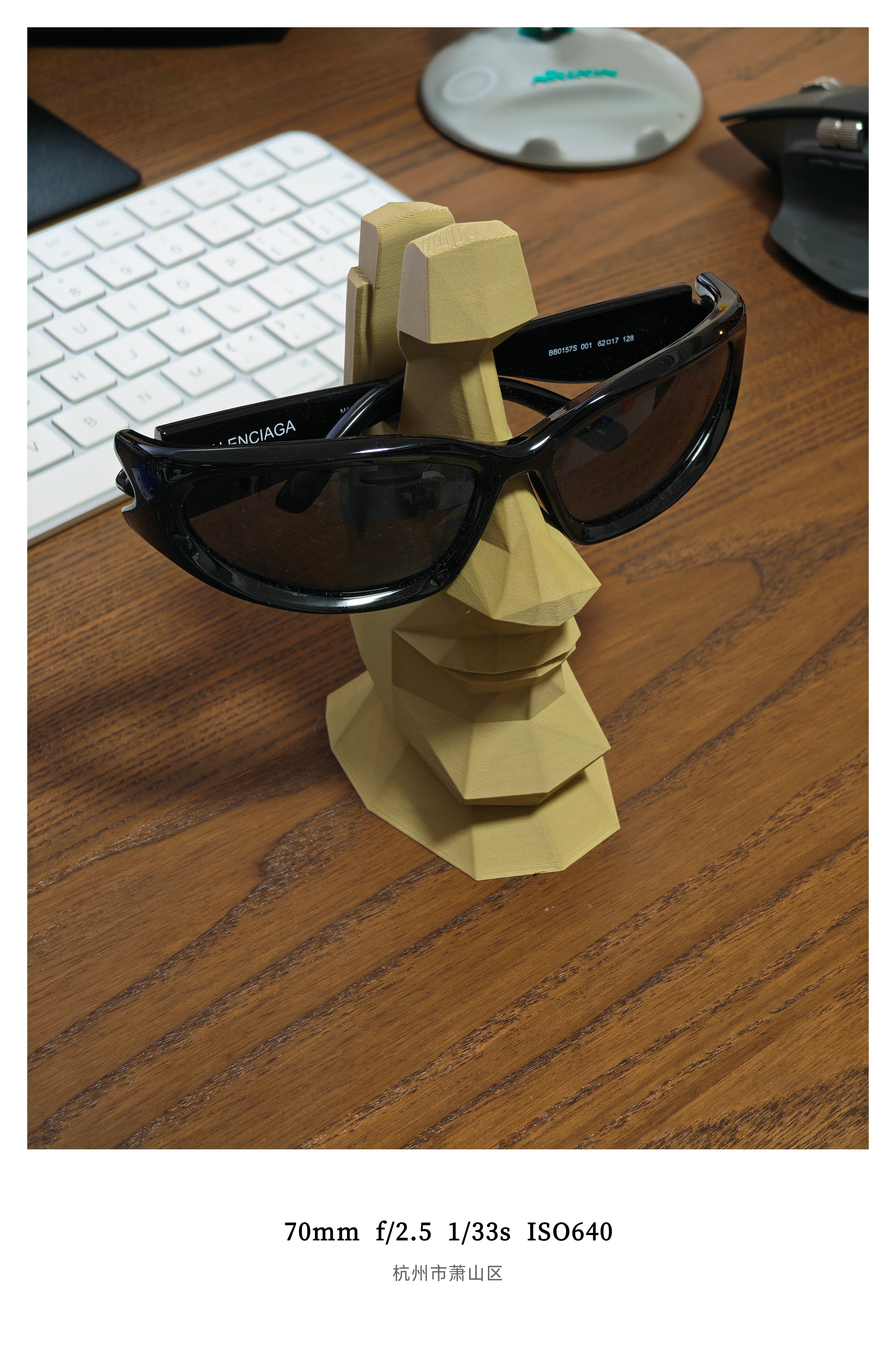 3D打印了一个新玩具，眼镜支架其实也没啥用，纯摆设但是在App里看到后面两张模型