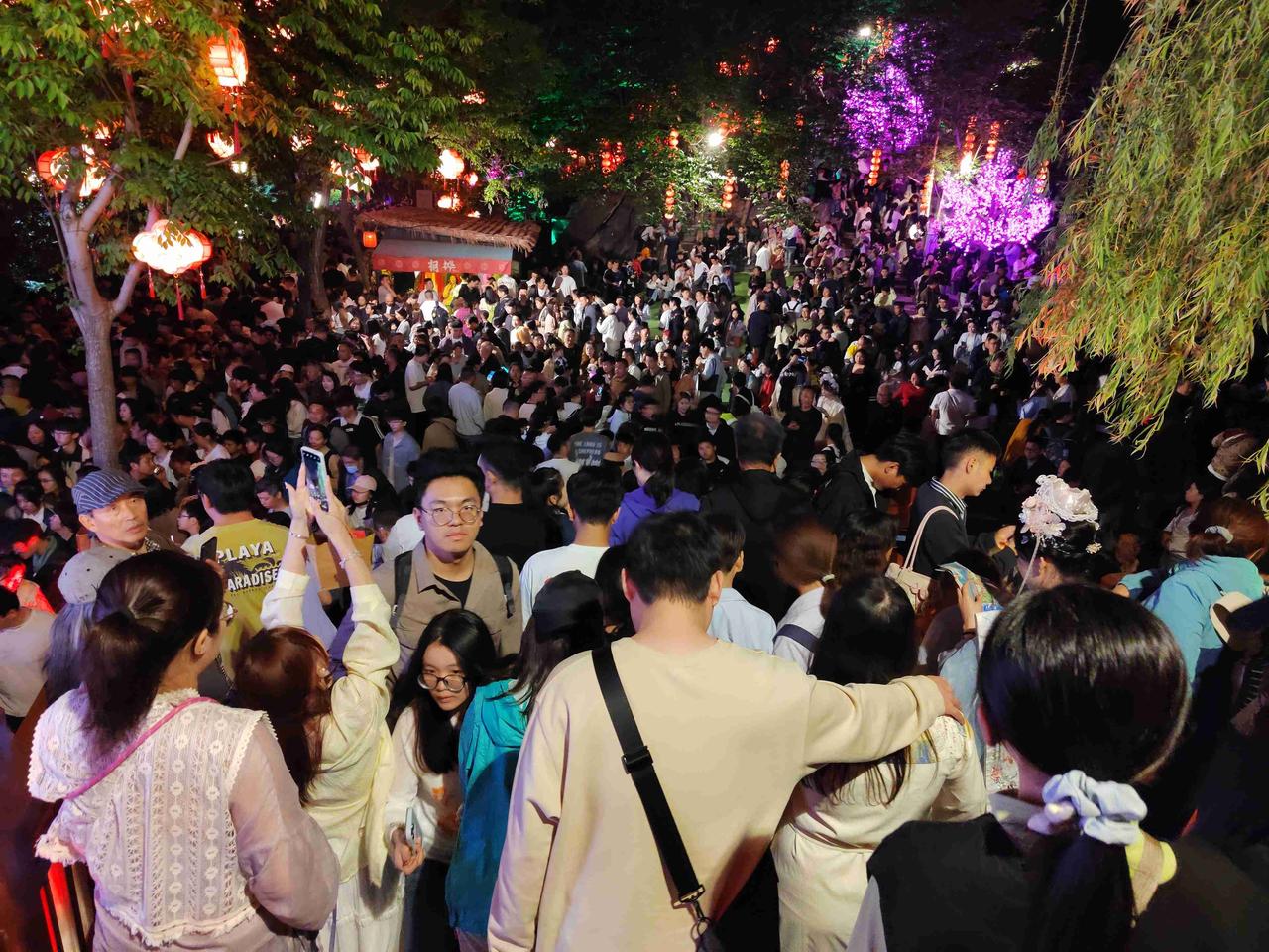 清明上河园，再也不会去第二次！
 
抱着对北宋市井、大宋美学的期待驱车几千公里去