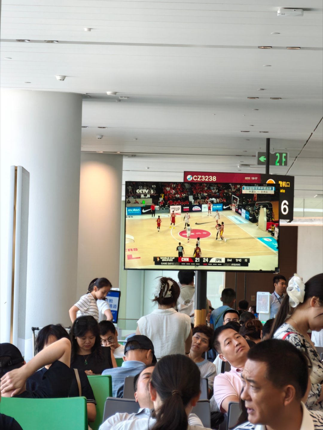航班推迟一小时就算了，还在候机区贴心的给大家回放这场精彩的比赛？您真贴心中国男篮