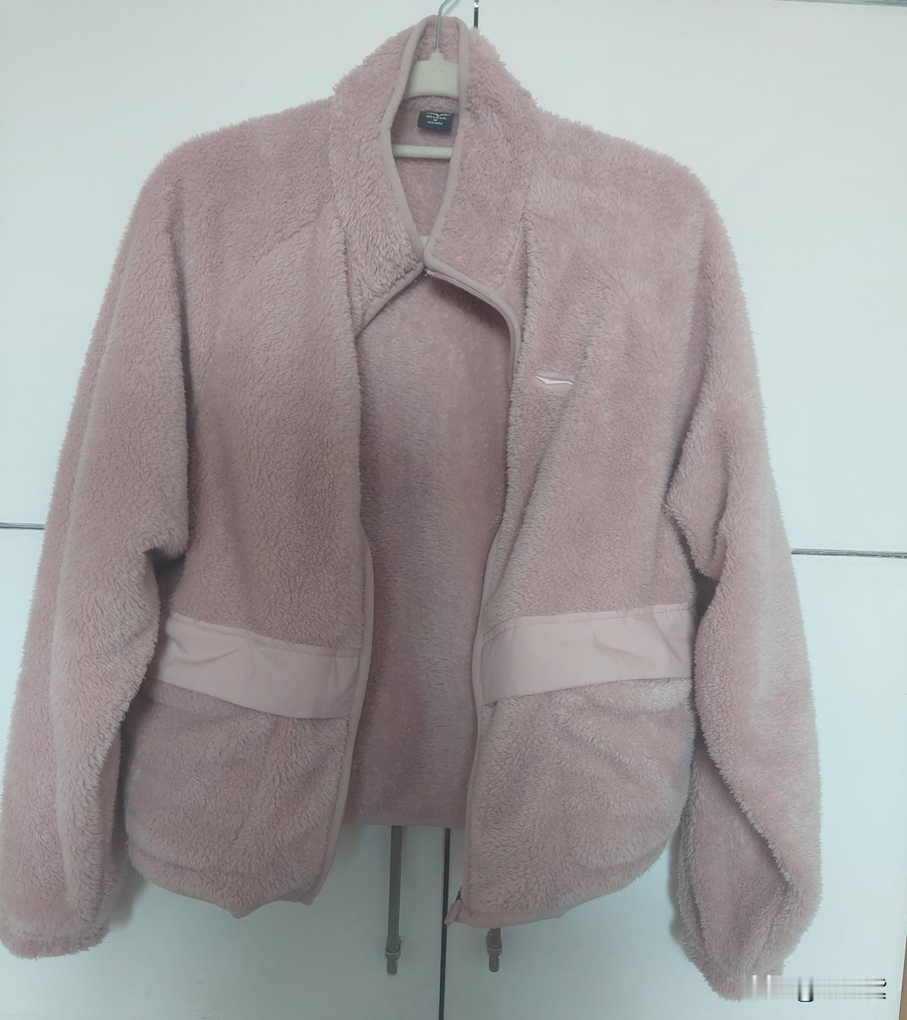 老年大学11点下课后到单位的行程，好憋屈。

今天这外衣是年初我和闺蜜逛商场买的