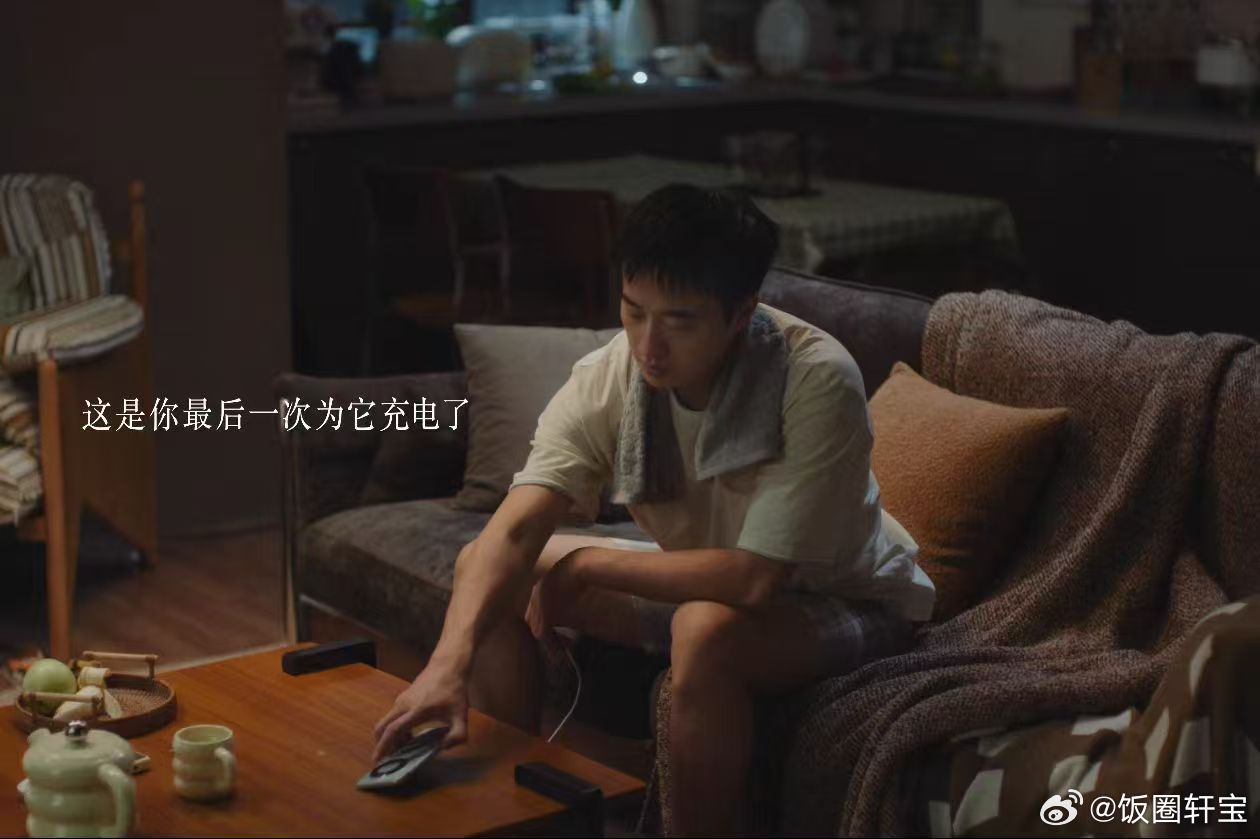 念旧体质换手机时现原形 旧手机不是电子垃圾，是时光胶囊。哪天翻出来充上电，那些年