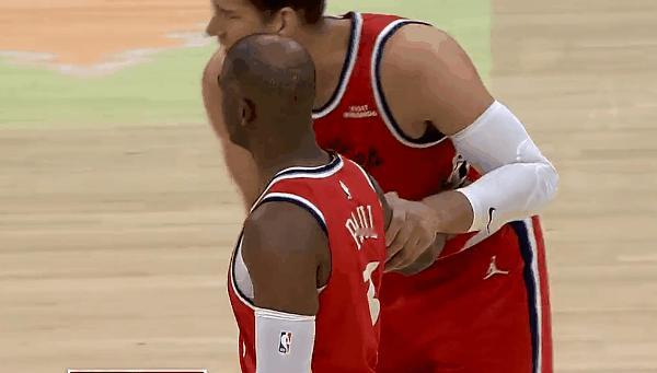 保罗在克利夫兰最后一场比赛，全场送上欢呼祝福，保罗暖心回应



保罗昨天宣布本