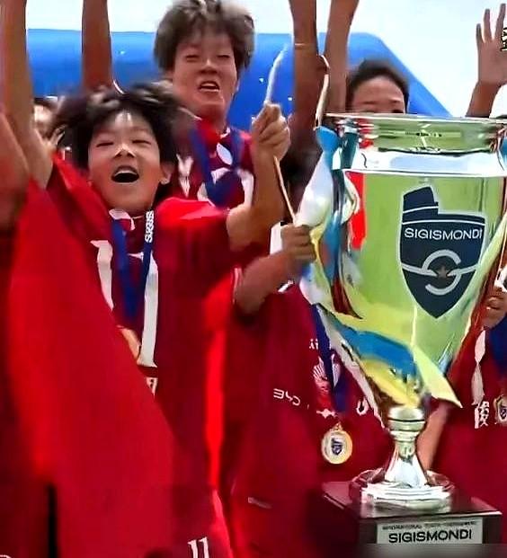 “我来！”点球大战4比4平，12岁的孟新艺主动请缨，主罚决定冠军归属的第五球。