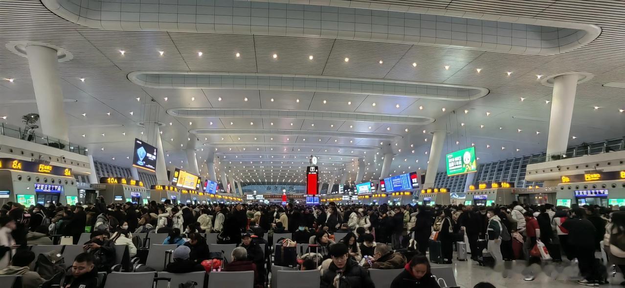 这是临晨五点多的杭州东站，已经乌泱泱一大片人，春运高峰赶上了寒潮冻雨，几亿人的大