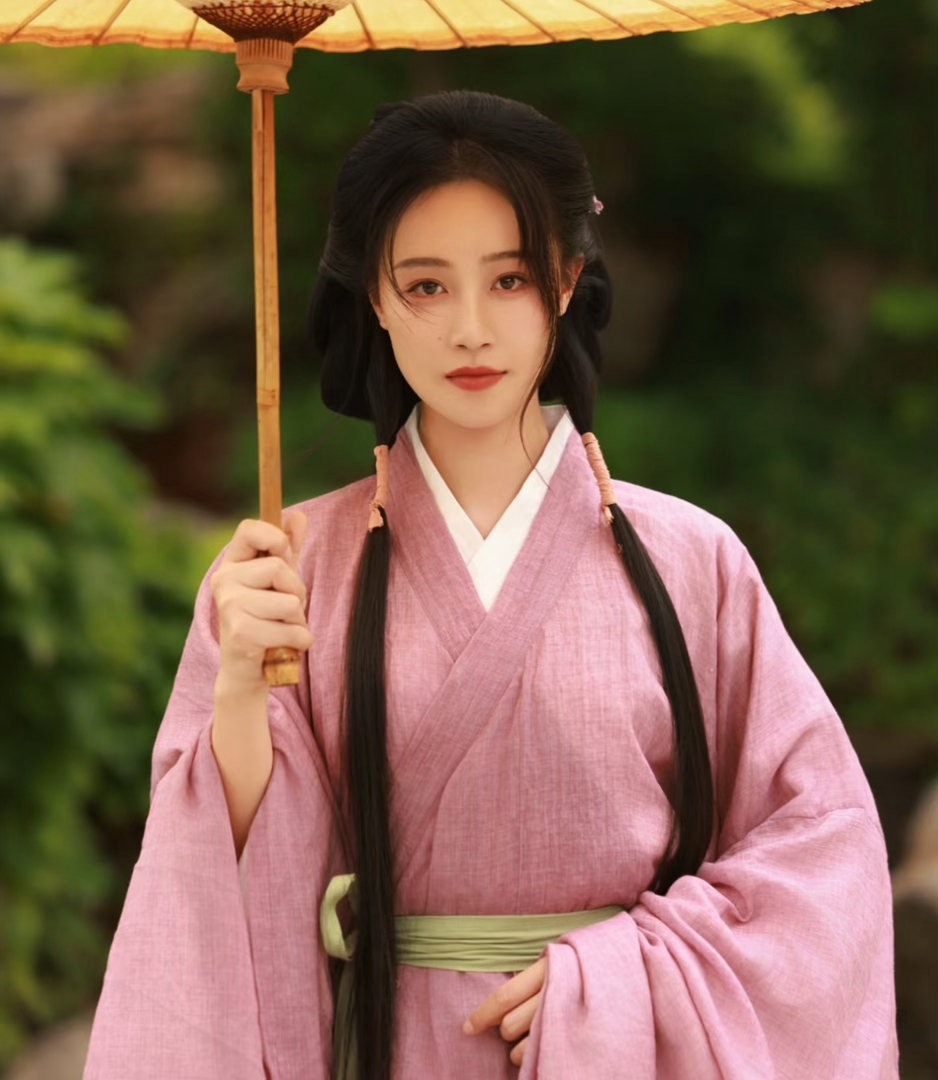 蓝盈莹还原2000年前的美 这套造型最打动我的，是蓝盈莹身上那股沉静的气韵。曲裾