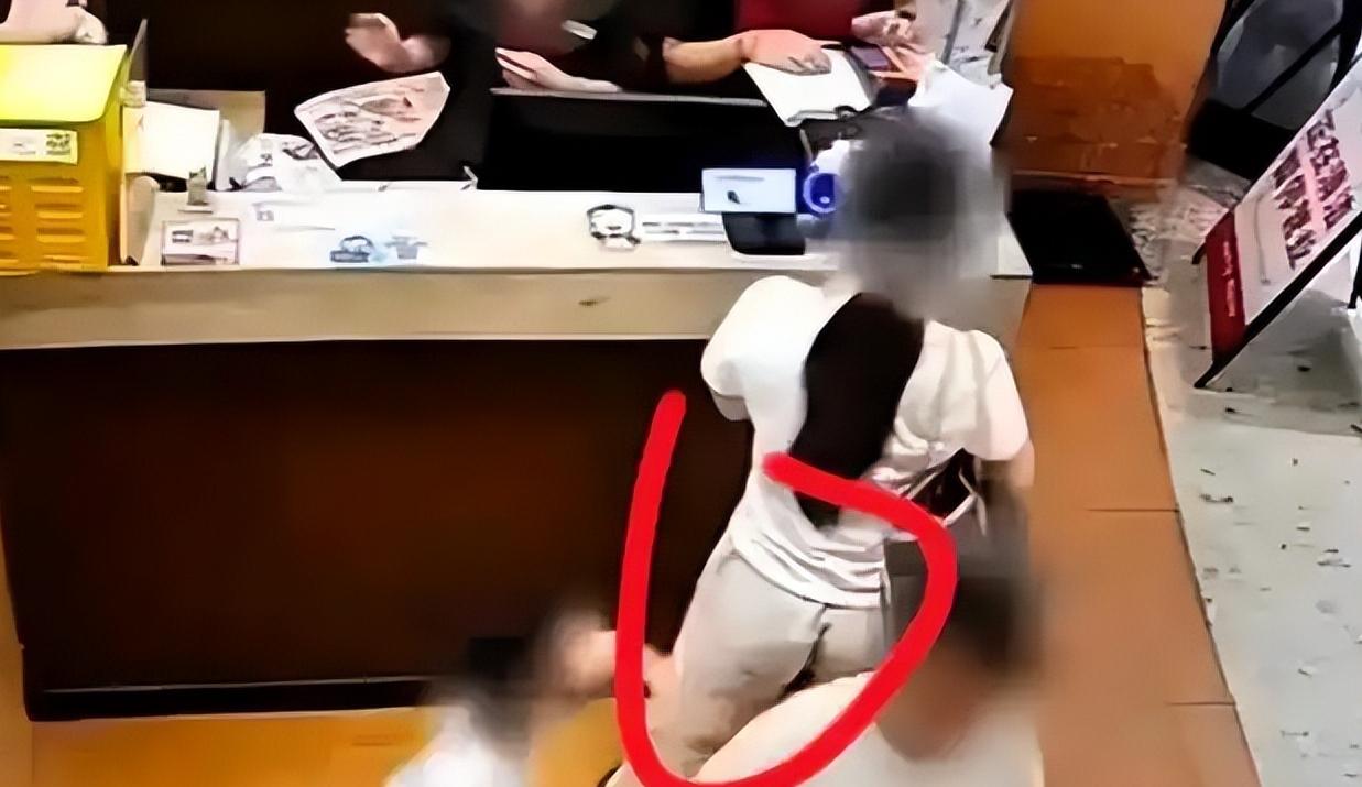 摸臀女子落泪了，她总算心生惧意、满心懊悔，或是幡然醒悟了？

整件事发生在长沙一