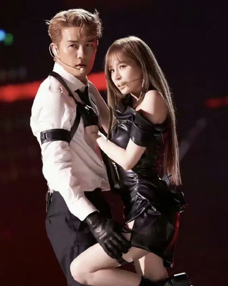 王心凌 吴克群吴克群:说说说说说你爱我  我我我我说不出口  王心凌:爱你这两个