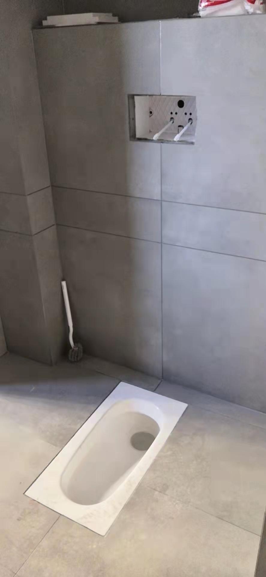 嵌入式隐藏水箱。安装蹲便器的卫生间，为了整洁干净卫生好打理，配套嵌入式...