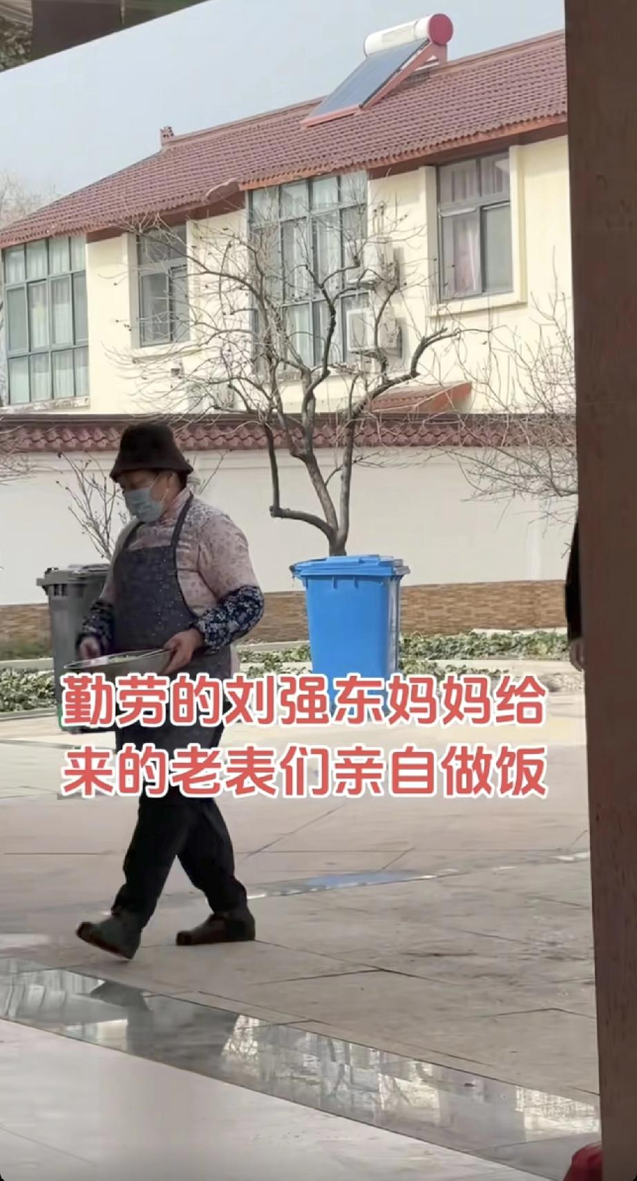 刘强东母亲让人泪目，她和奶茶妹妹根本就不是同一个世界的人！

1月29日，刘强东