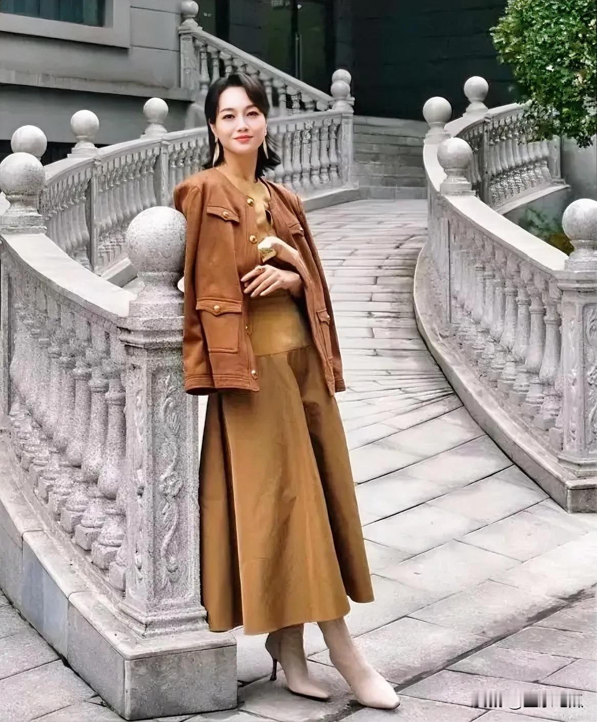 朱丹的生活充实且幸福。脸上洋溢着甜蜜温暖的笑容，身材好好，时尚大气，状态极佳，家