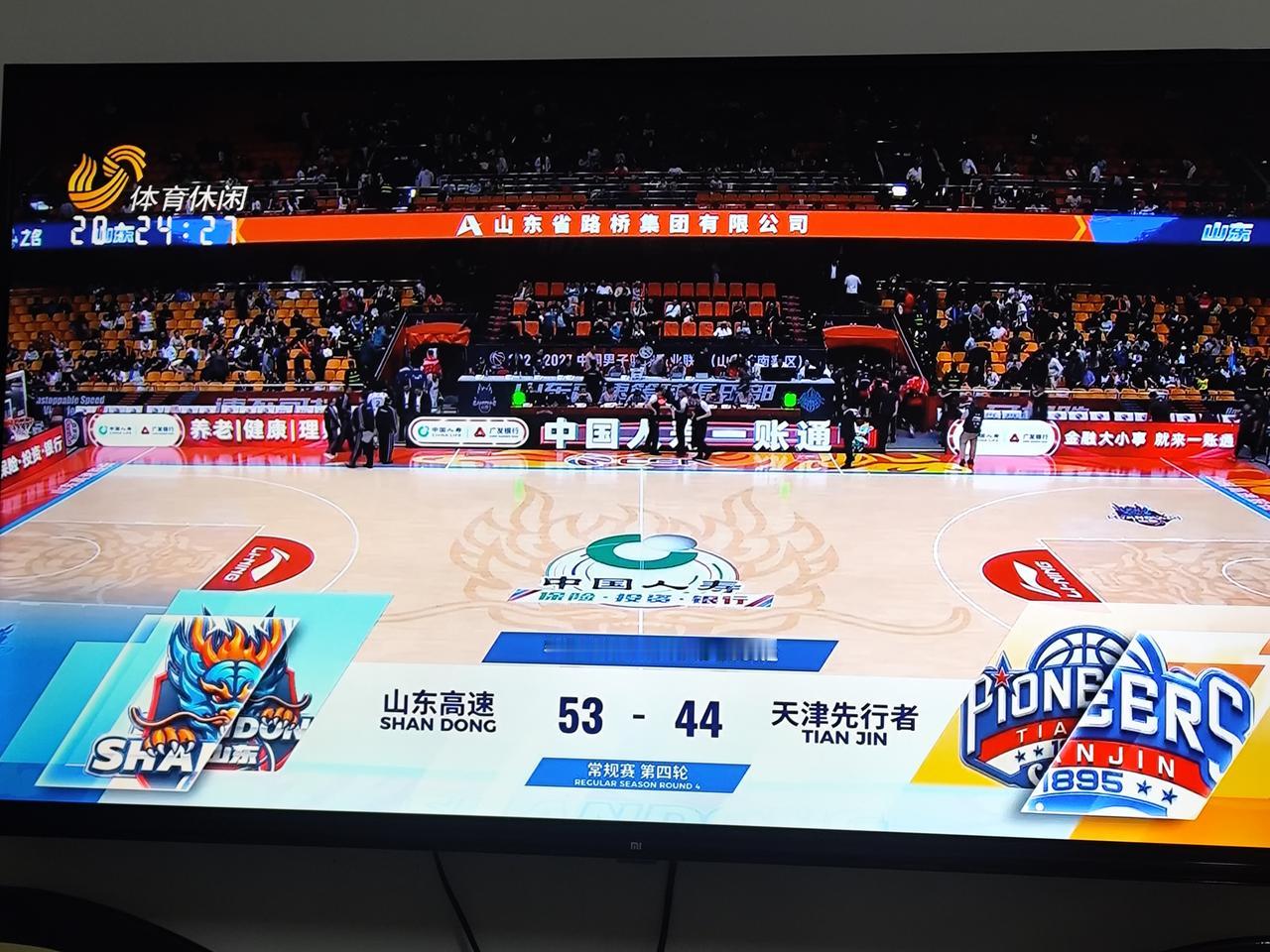 班顿就是山东高速男篮的黑洞，在场上除了失误就是单干！CBA常规赛山东高速主场对阵