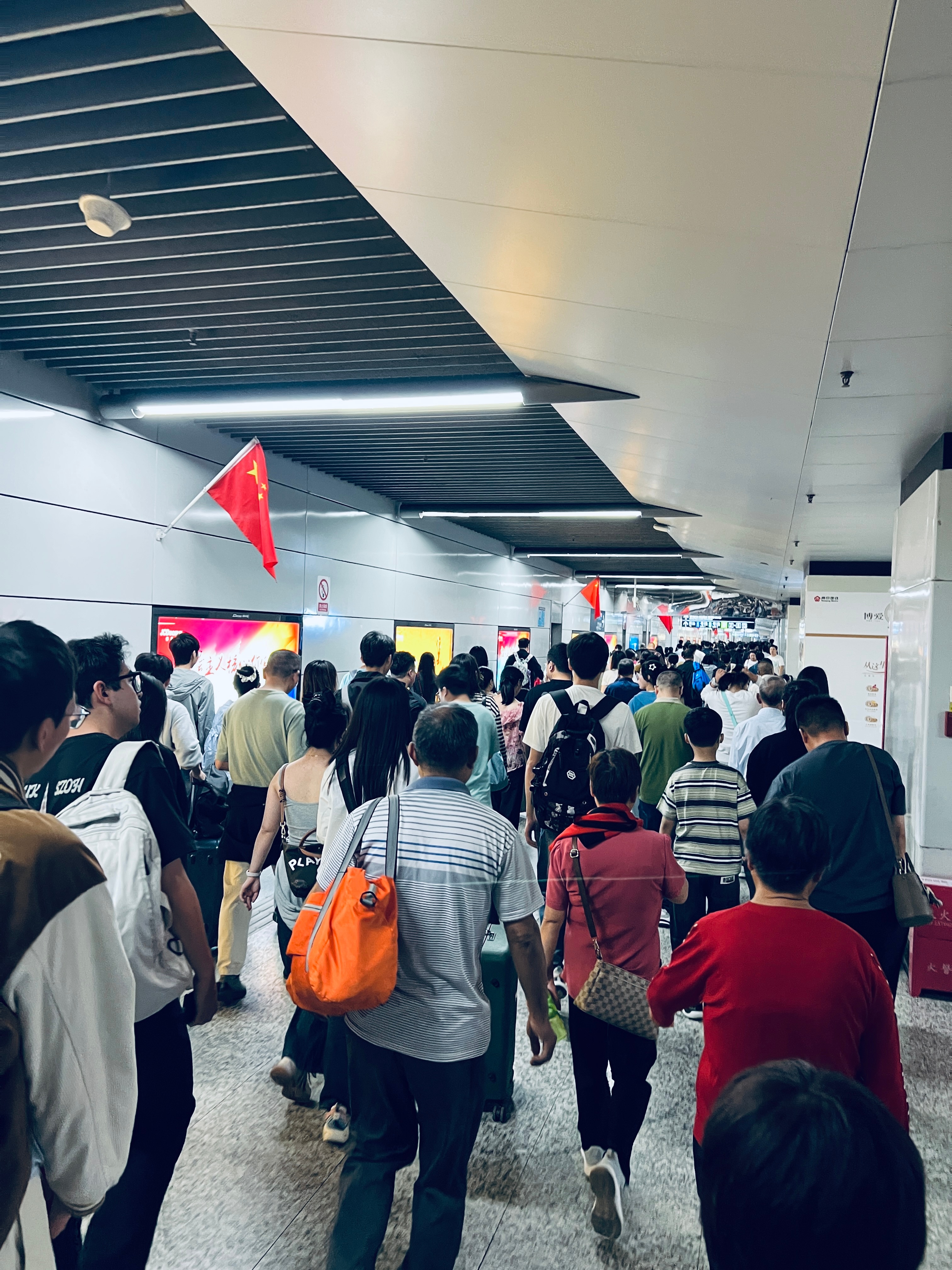 坐地铁去鸿蒙智行店里拿享界S9，南京南站人超级多啊。  #享界s9# ​​​