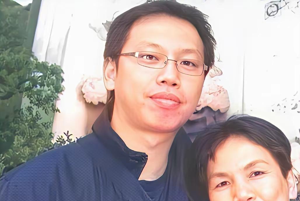 2000年那个雨夜，身负200万巨债、丈夫因生意被骗欠债后离世的吕天梅在躲雨时，