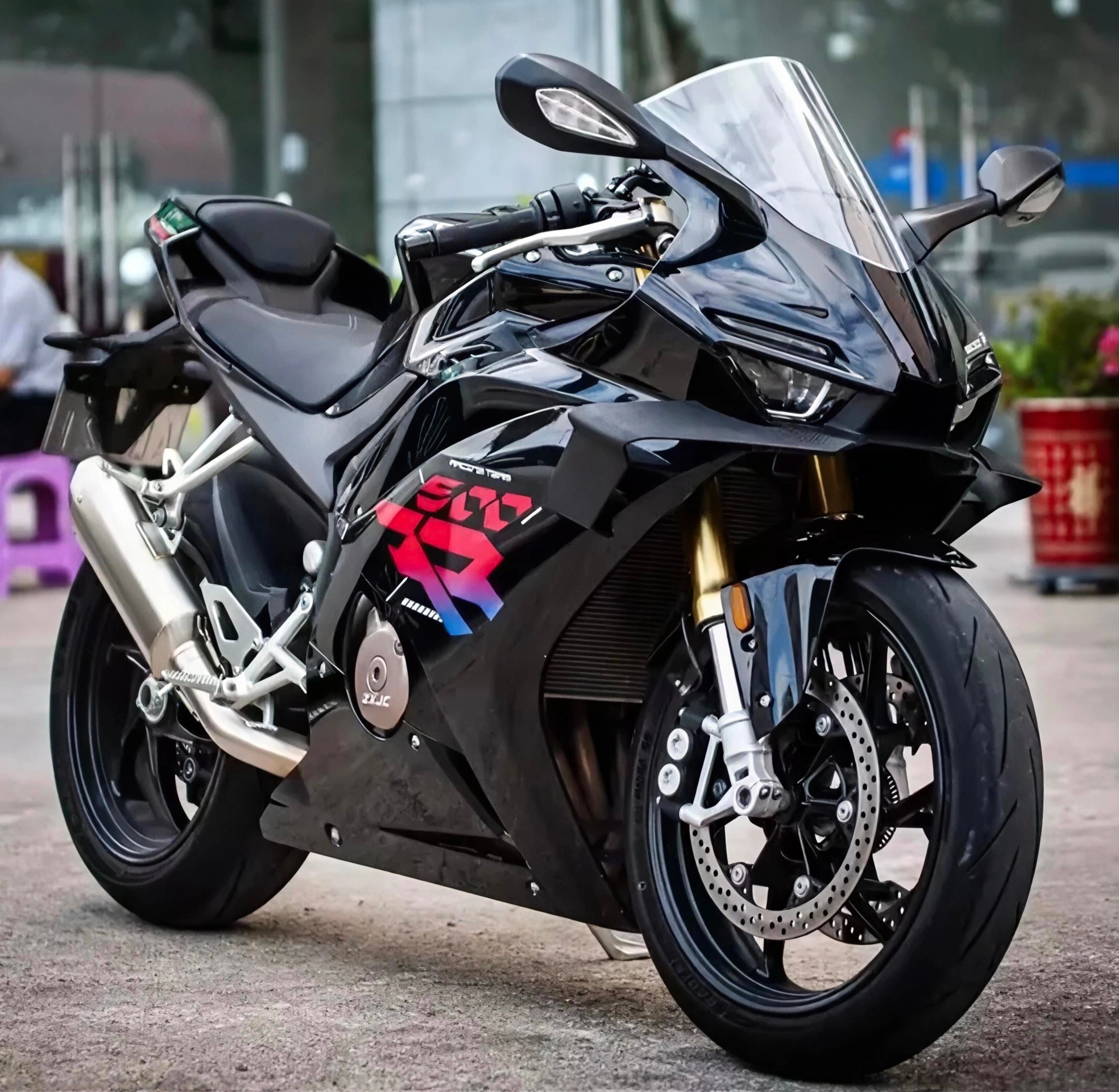 易军怒斥张雪机车被无底线消费张雪机车热度确实大，但现在最大的一个问题是，希望张雪