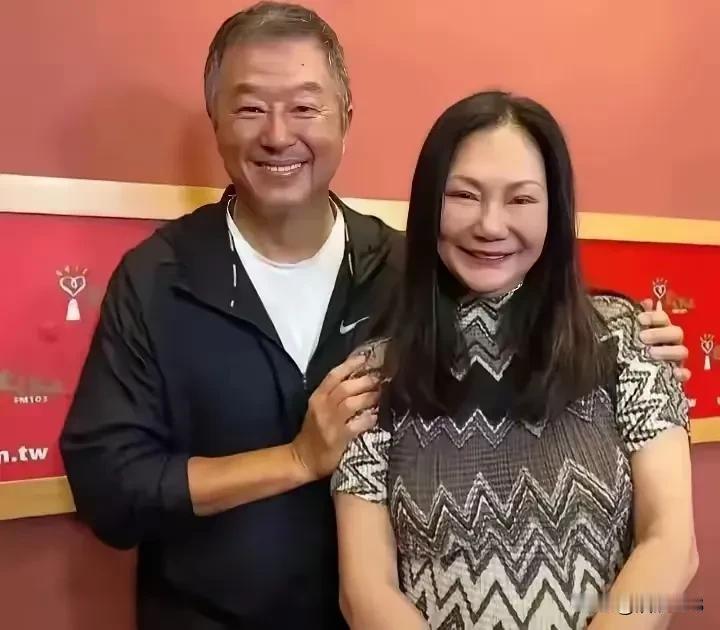 小S为什么没有能力把自己的女儿捧出来，
看看S妈和王伟忠的合影，
就知道S妈有多