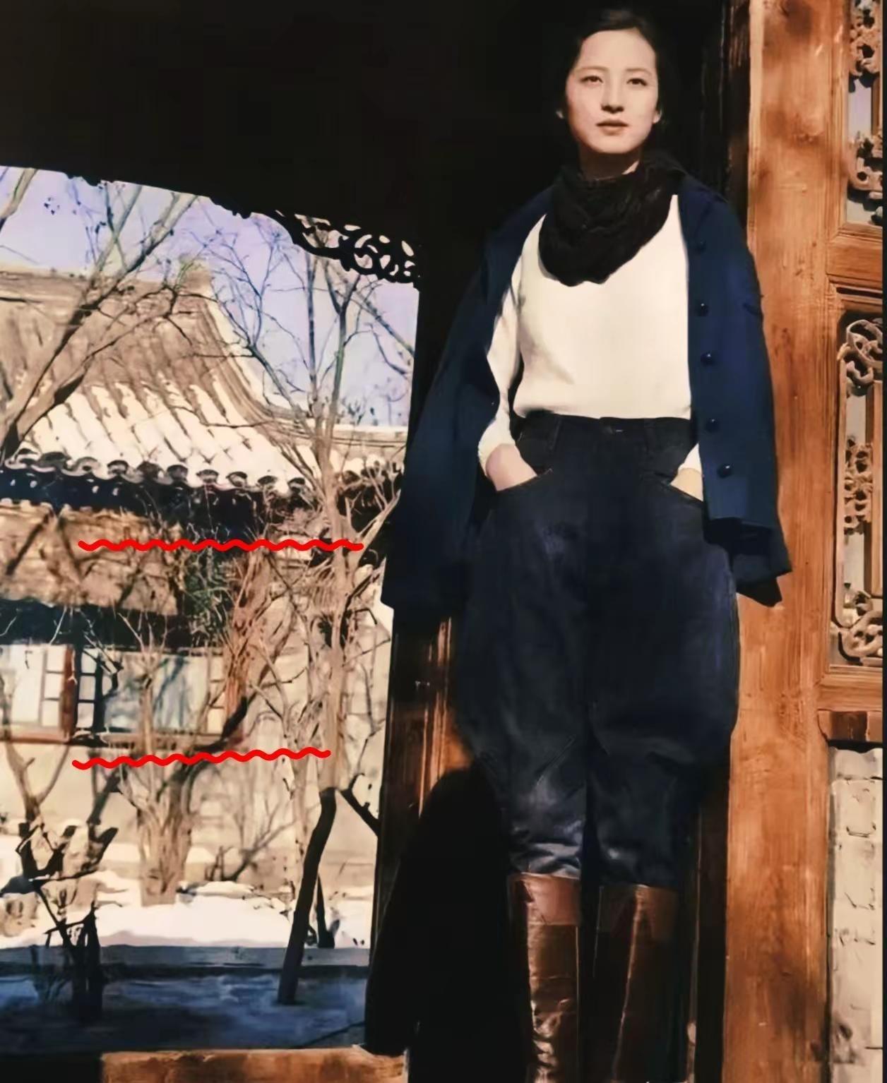 这位是林徽因。
 
这张照片拍摄于1935年冬天，彼时她31岁，地点在北京自家的