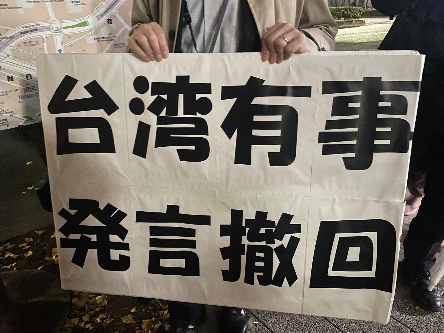 高市早苗上任一个多月，干了两件事：① 收拾在日华人、② 被中国收拾。一个多月过去