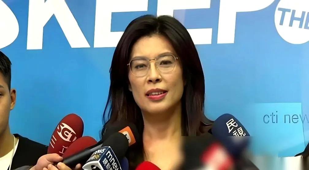 我猜，郑丽文现在肠子都悔青了。
 
不是后悔交了那笔保证金，也不是后悔进了国民党