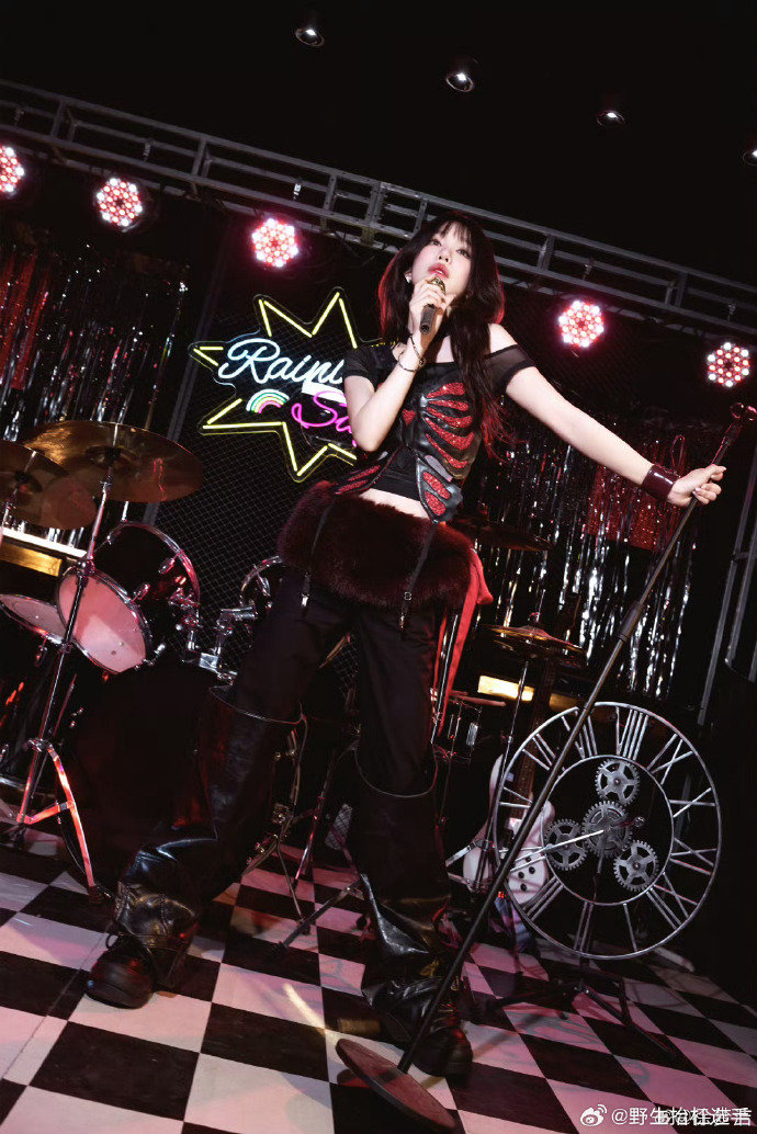 徐梦洁说一定会努力的徐梦洁坦然接受初舞台的不完美，把所有质疑都化作练习的动力，用