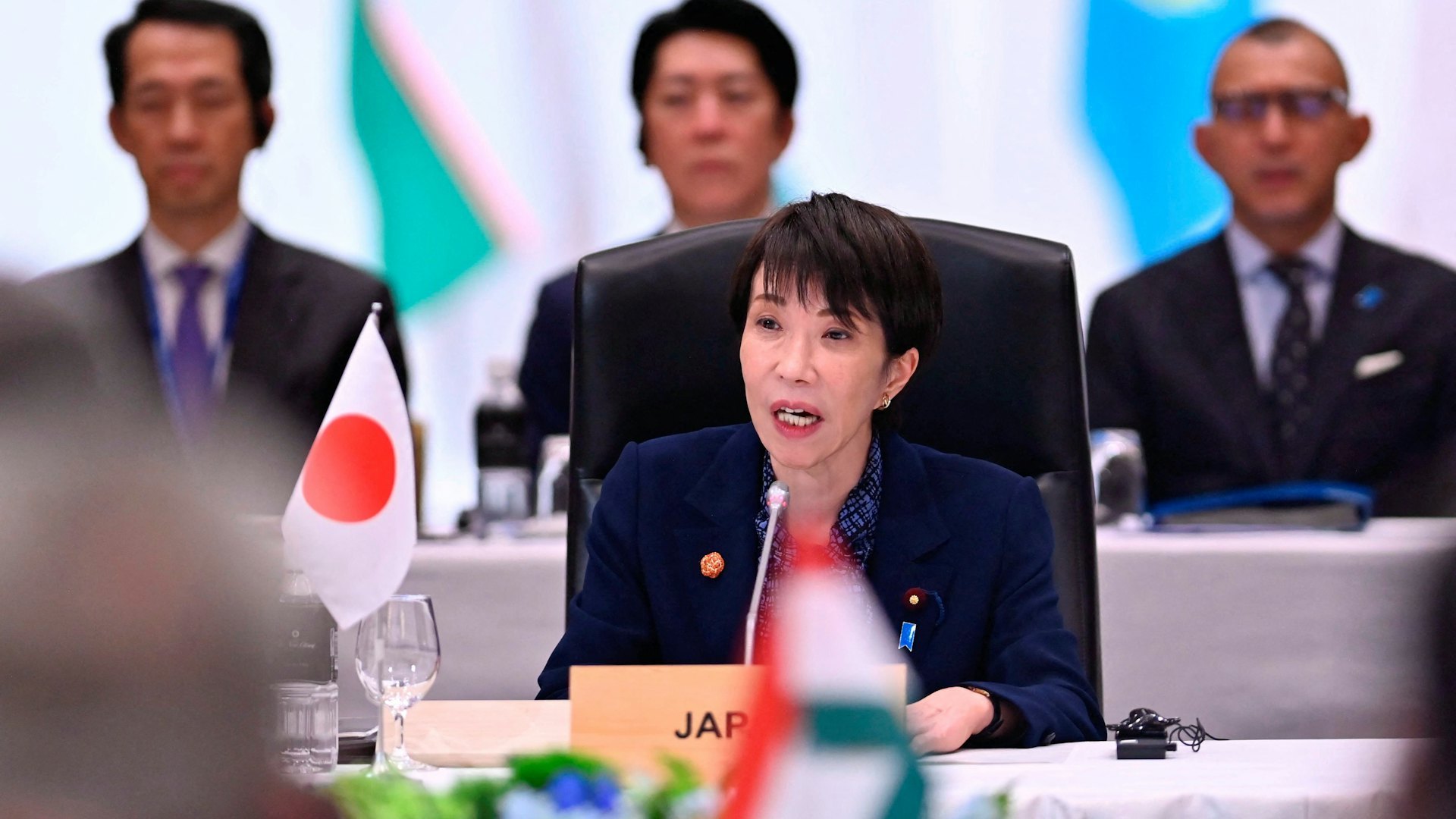 日本首相高市早苗与中亚五国举行首次领导人会晤，重点商讨绕开俄罗斯和中国的物流网络