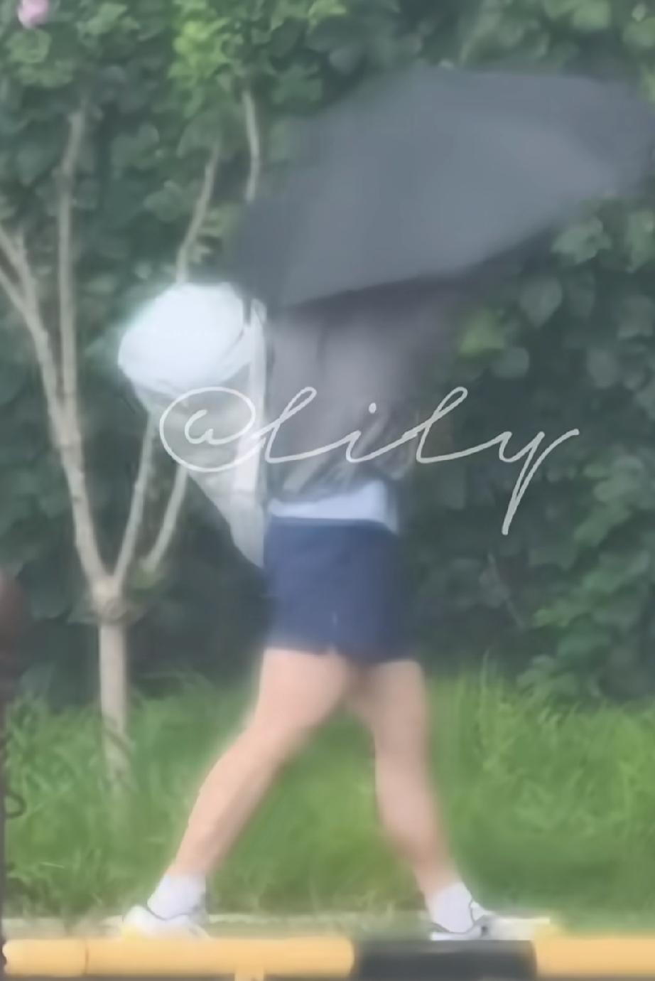 孙颖莎今日北京体总上训路透！北京今天下雨，莎莎打了伞上训！
前几天有传言，孙颖莎