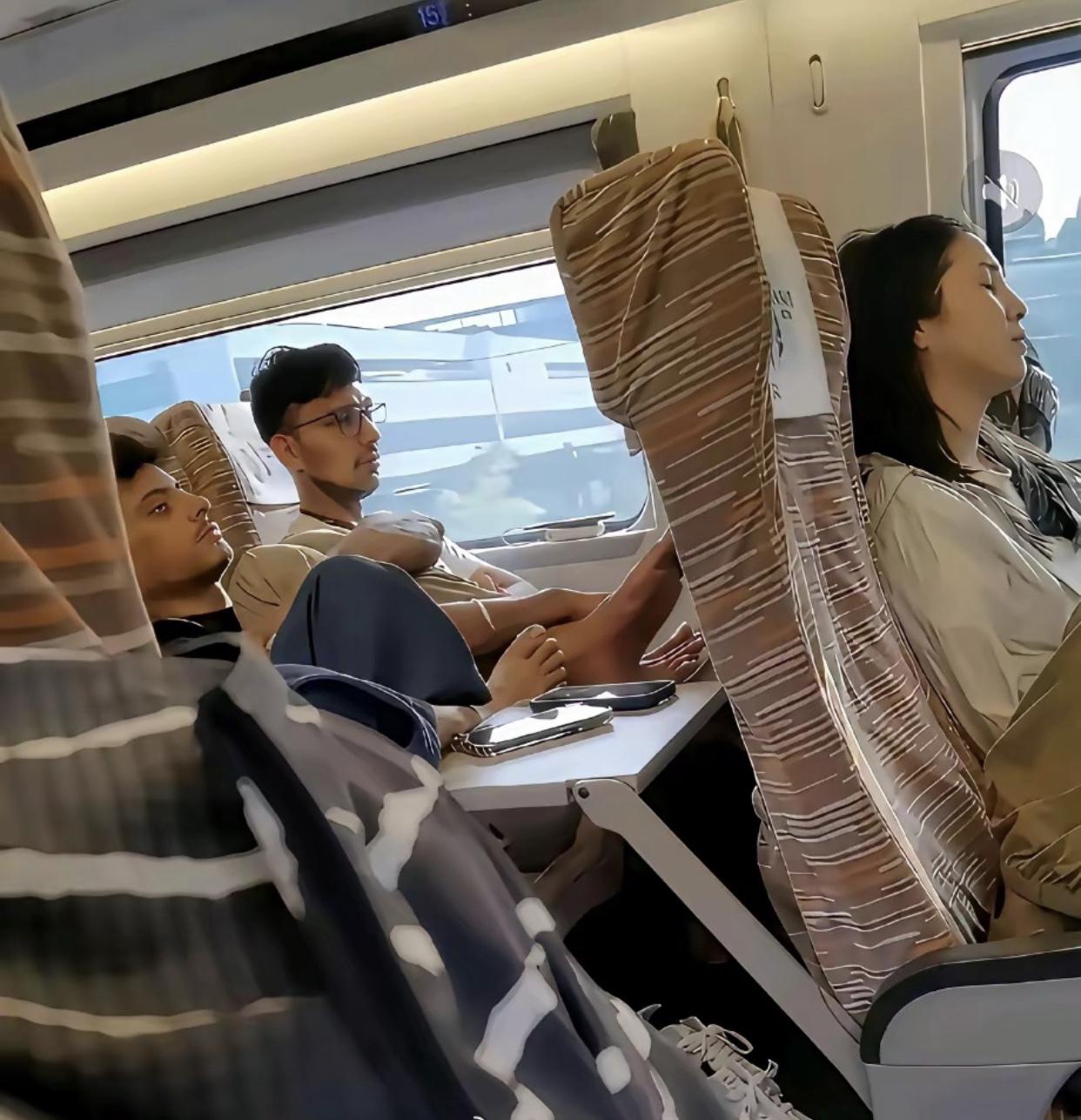 印度人来中国旅游，能不能素质高一点呀，只见印度人在中国坐高铁，直接脱鞋袜，双脚光