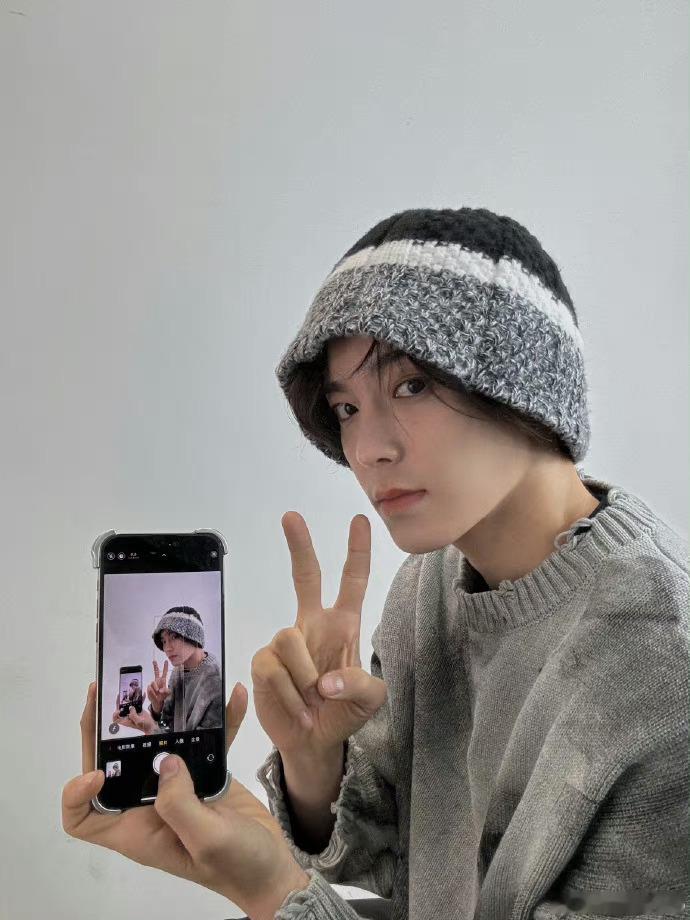 #总共出现了几个侯明昊#   侯明昊对镜自拍一秒成为数学题！这是出现了几个侯明昊