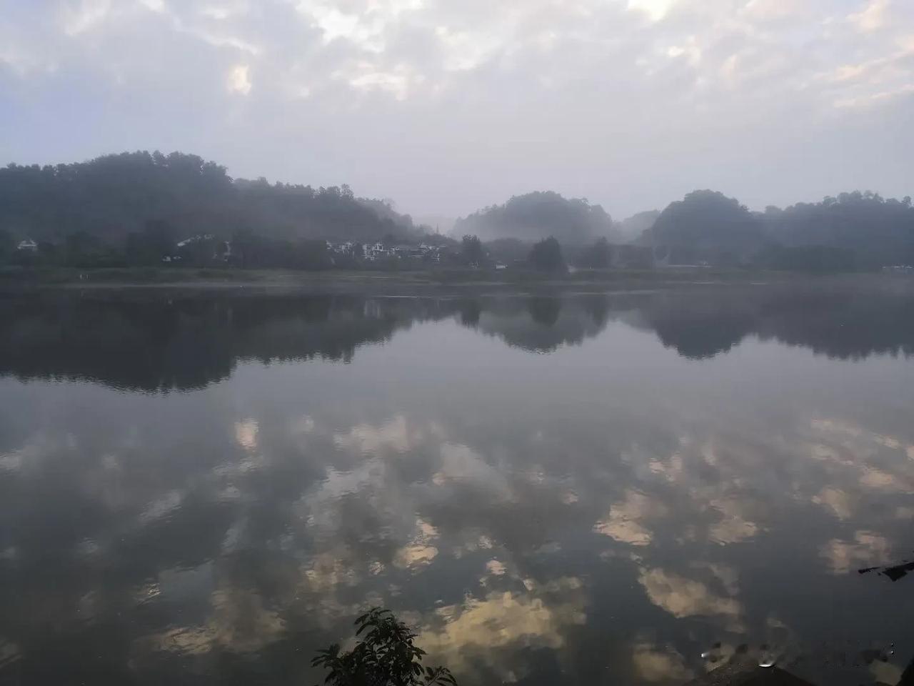 今天阴天，没有出太阳的迹象。
秋天和冬天，我们这里的天气都是阴沉沉的，很少看到阳