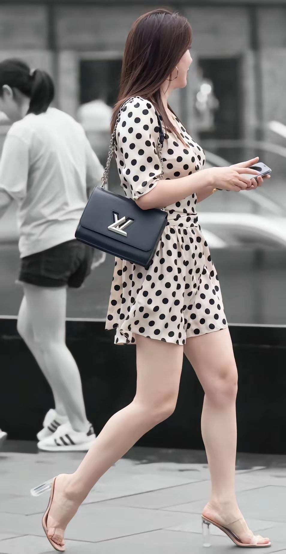 都市时尚女郎，黑白波点裙搭配YSL包包，走在街头，尽显优雅与自信。