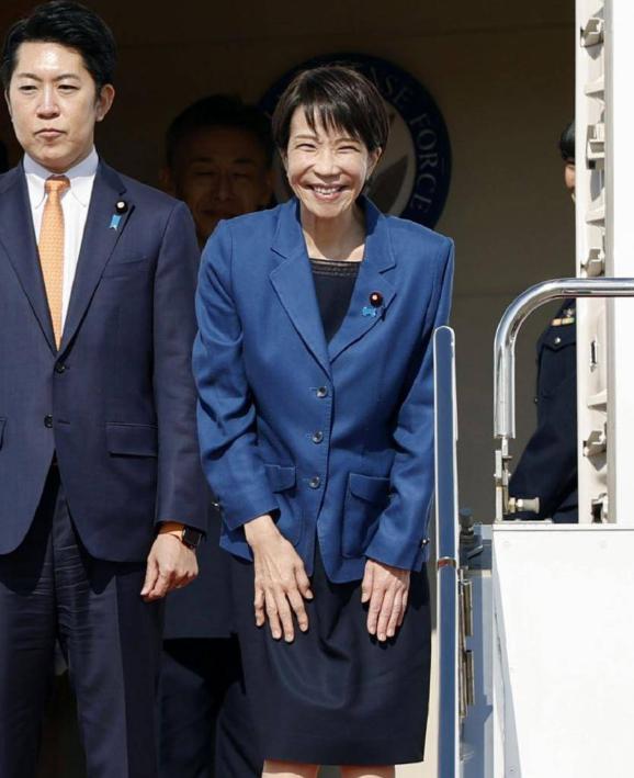 面对中东变天，日本新首相高市早苗上任刚半个月，就遭遇了外交“送命题”，不敢得罪美