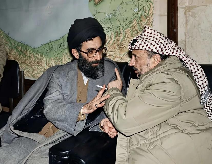 哈梅内伊分别与阿拉法特、卡扎菲会面的场景。
戴眼镜的哈梅内伊很常见，手拿香烟的哈