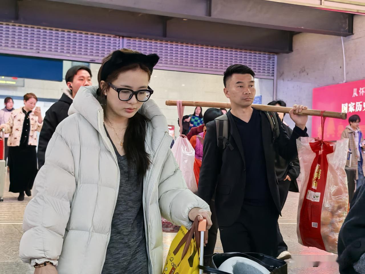 大年二十八，离除夕还有一天，怀化南高铁站，旅客步履匆匆，纷纷赶回家过大年，