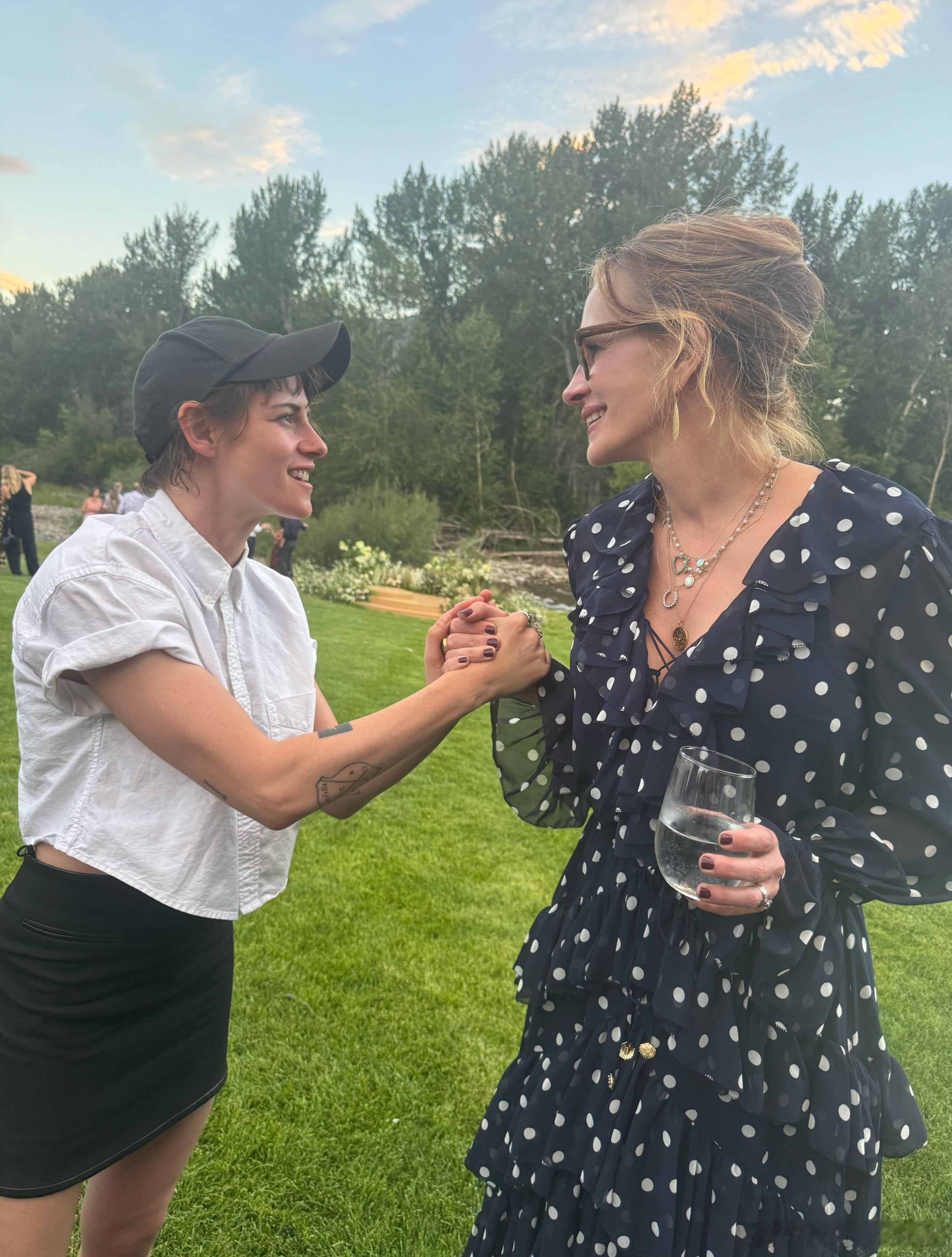 Kristen Stewart克里斯汀斯图尔特在艾玛罗伯茨的婚礼上与Julia 
