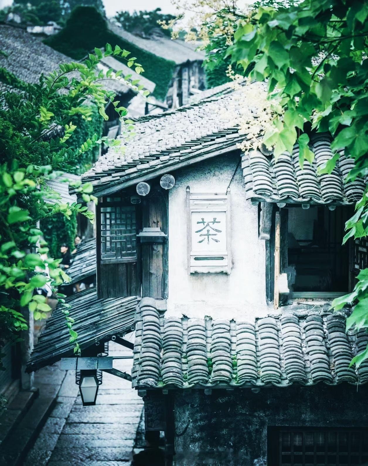 #a股# 今天收盘上证的成交额～3055亿，量较前两个交易日继续放大，量大指数却