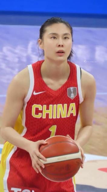 王思雨真急眼了！中国女篮打到半场，竟被中国台北队死死咬成36：36，三分球更是1