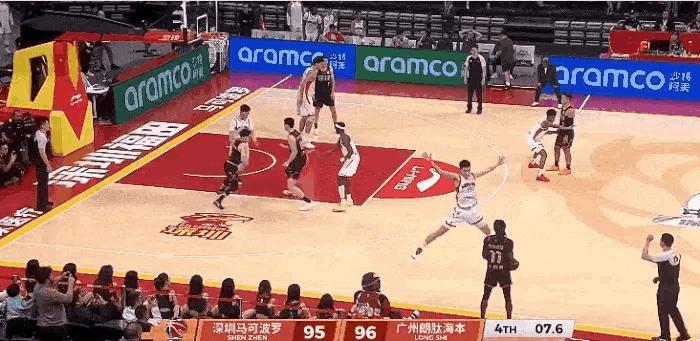 史密斯最后关头造了三分犯规，在罚球线上3罚2中，帮助深圳男篮绝杀了龙狮男篮！深圳