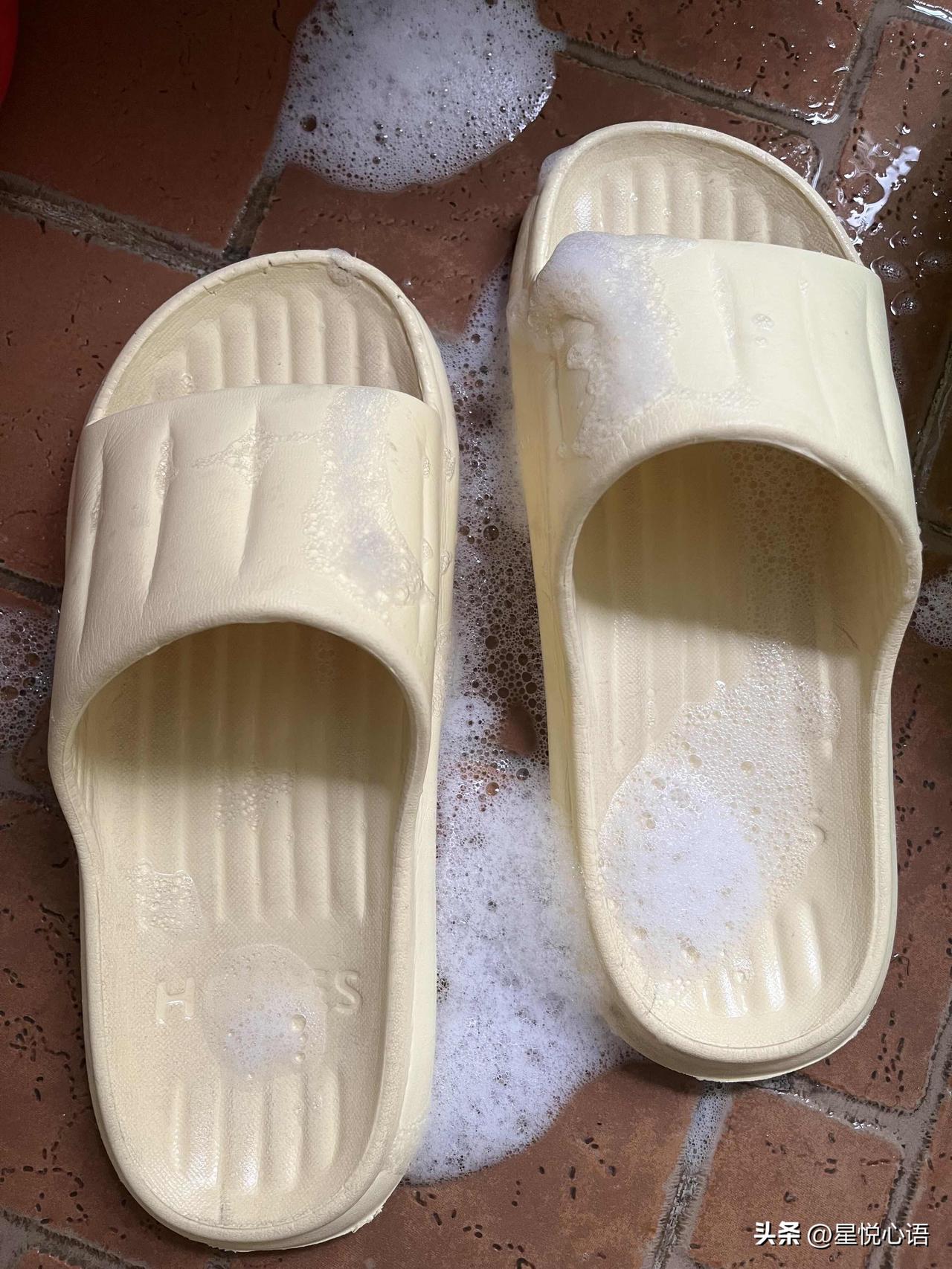 学到了旧居家拖鞋刷干净的方法！
穿久发黄的拖鞋
放了好几年打算扔的旧鞋
居然用厨
